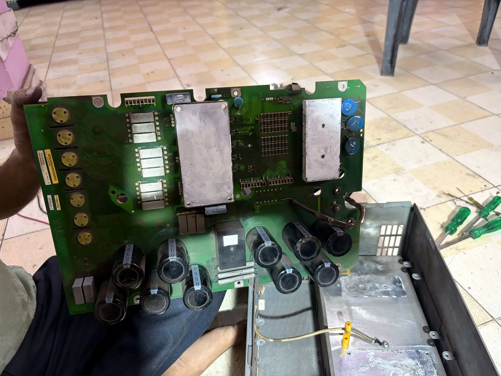 Drive power board with DC-bus capacitors